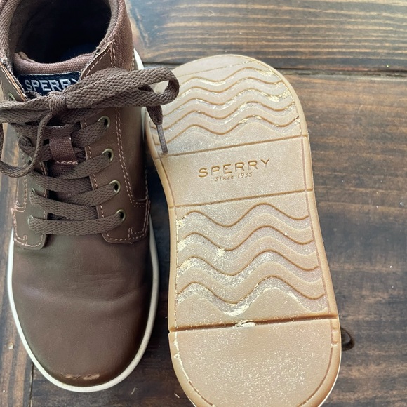 SPerry brown mid sneakers. Boys size 1 - Picture 3 of 5
